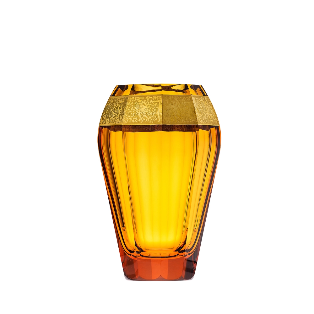 Vase Diva 20cm en authentique cristal de bohême taillé main. Couleur topaz, avec une élégante bande en or 24 carats. Création de Moser, la plus prestigieuse & réputée cristallerie de Bohême.