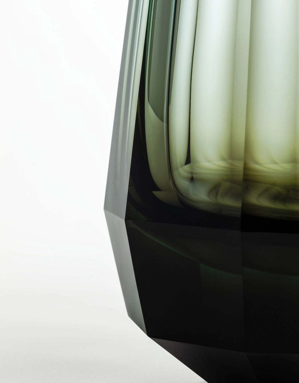 Vase Drop 31cm Béryl Fumé en Cristal de Bohême Taillé - Moser – Image 3