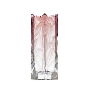 Vase Irises améthyste 30cm, collection Art Nouveau, en authentique cristal de bohême taillé main, gravé d'un magnifique motif d'iris. Création de Moser, la plus prestigieuse & réputée cristallerie de Bohême.