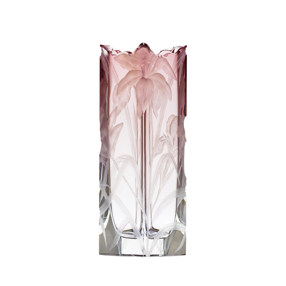 Vase Irises améthyste 30cm, collection Art Nouveau, en authentique cristal de bohême taillé main, gravé d'un magnifique motif d'iris. Création de Moser, la plus prestigieuse & réputée cristallerie de Bohême.