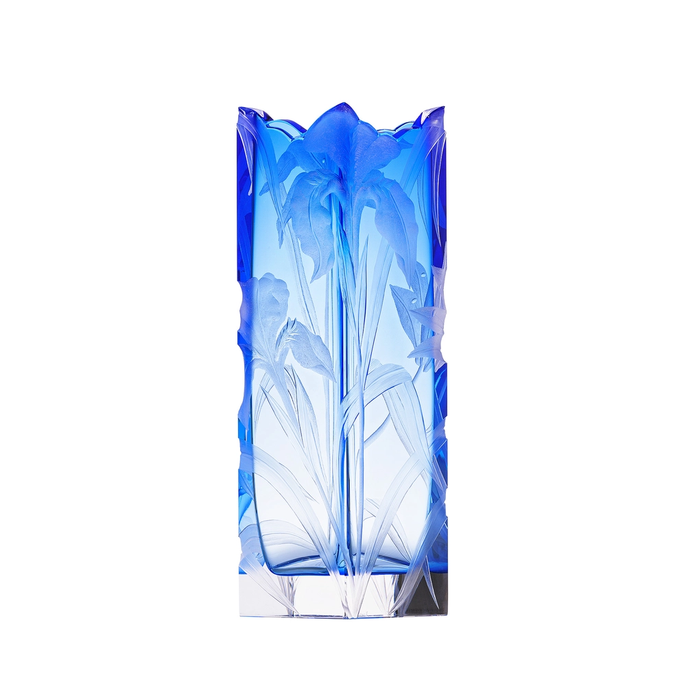 Vase Irises bleu 30cm, collection Art Nouveau, en authentique cristal de bohême taillé main, gravé d'un magnifique motif d'iris. Création de Moser, la plus prestigieuse & réputée cristallerie de Bohême.
