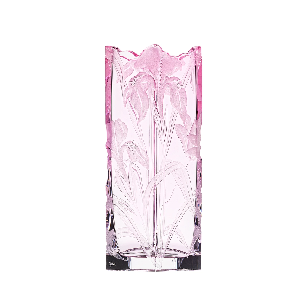 Vase Irises rose 30cm, collection Art Nouveau, en authentique cristal de bohême taillé main, gravé d'un magnifique motif d'iris. Création de Moser, la plus prestigieuse & réputée cristallerie de Bohême.
