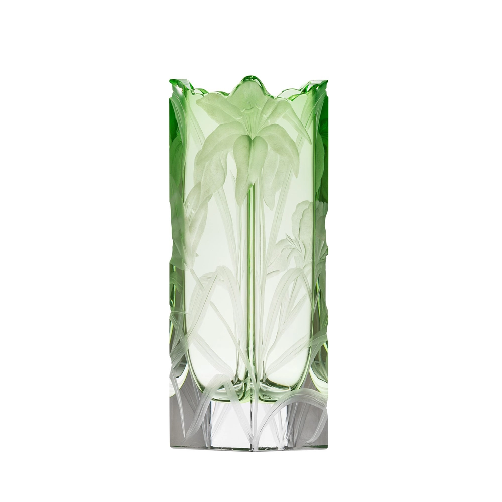 Vase Irises vert 30cm, collection Art Nouveau, en authentique cristal de bohême taillé main, gravé d'un magnifique motif d'iris. Création de Moser, la plus prestigieuse & réputée cristallerie de Bohême.