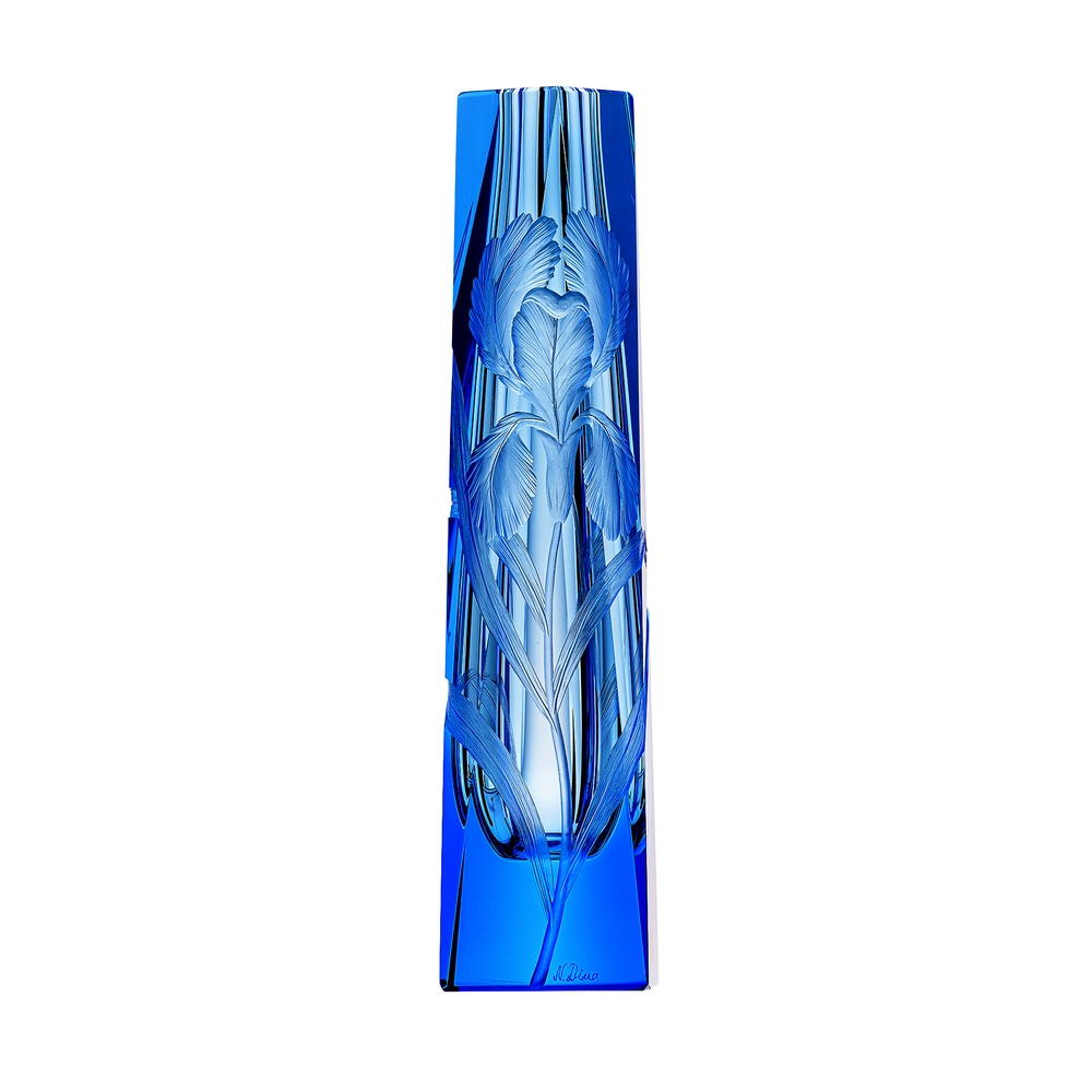 Vase Lara aigue marine 26cm, collection Art Nouveau, en authentique cristal de bohême taillé main, gravé d'un magnifique motif d'iris. Création de Moser, la plus prestigieuse & réputée cristallerie de Bohême.