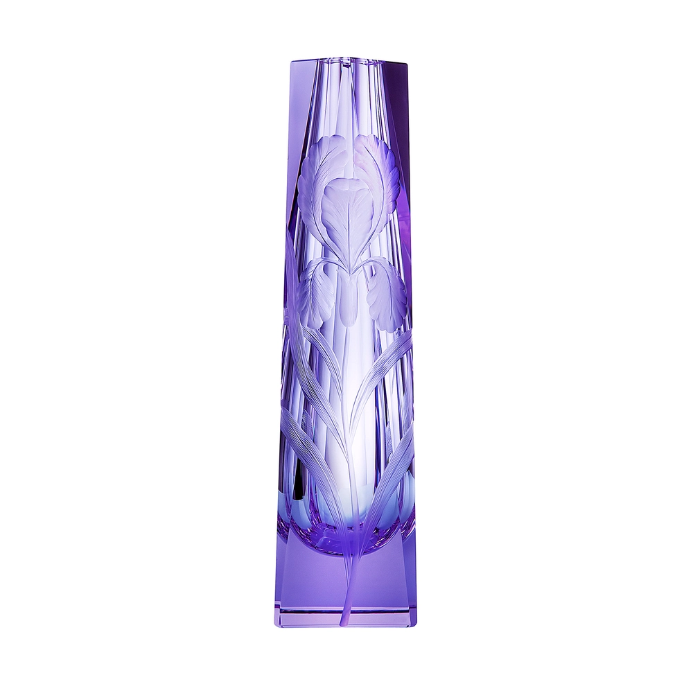 Vase Lara alexandrite 26cm, collection Art Nouveau, en authentique cristal de bohême taillé main, gravé d'un magnifique motif d'iris. Création de Moser, la plus prestigieuse & réputée cristallerie de Bohême.