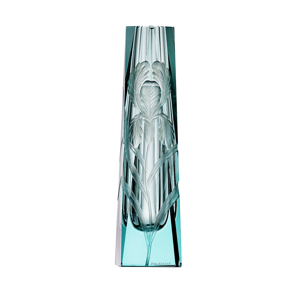 Vase Lara béryl 26cm, collection Art Nouveau, en authentique cristal de bohême taillé main, gravé d'un magnifique motif d'iris. Création de Moser, la plus prestigieuse & réputée cristallerie de Bohême.