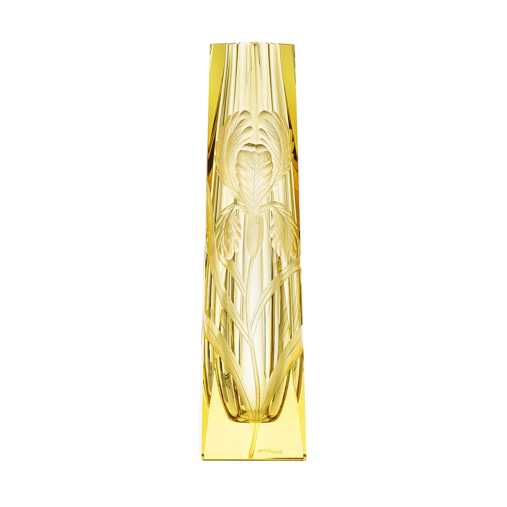 Vase Lara eldor 26cm, collection Art Nouveau, en authentique cristal de bohême taillé main, gravé d'un magnifique motif d'iris. Création de Moser, la plus prestigieuse & réputée cristallerie de Bohême.