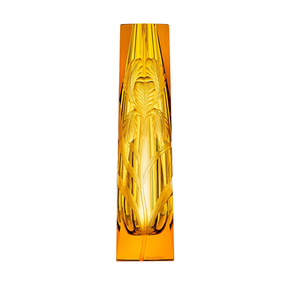 Vase Lara topaz 26cm, collection Art Nouveau, en authentique cristal de bohême taillé main, gravé d'un magnifique motif d'iris. Création de Moser, la plus prestigieuse & réputée cristallerie de Bohême.