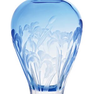Vase Lirio 20cm en authentique cristal de bohême taillé main, gravé d'un magnifique motif d'iris. Création de Moser, la plus prestigieuse & réputée cristallerie de Bohême.