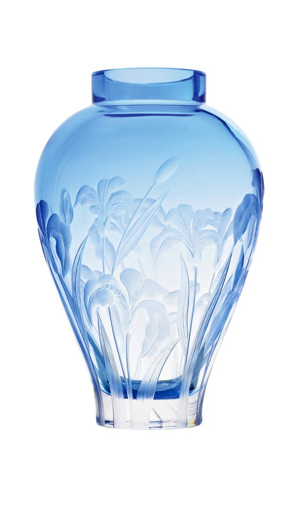 Vase Lirio 20cm en authentique cristal de bohême taillé main, gravé d'un magnifique motif d'iris. Création de Moser, la plus prestigieuse & réputée cristallerie de Bohême.