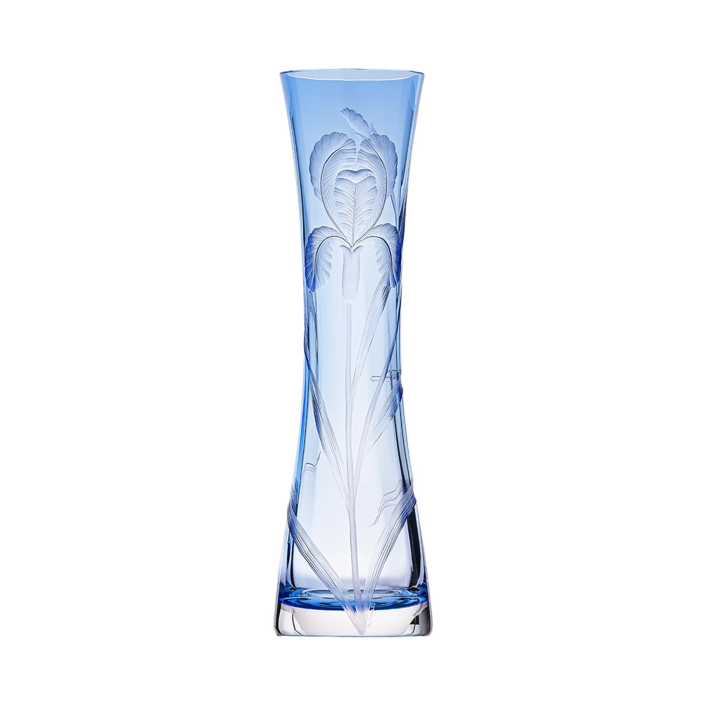 Vase Sinorita bleu 35cm, collection Art Nouveau, en authentique cristal de bohême taillé main, gravé d'un magnifique motif d'iris. Création de Moser, la plus prestigieuse & réputée cristallerie de Bohême.