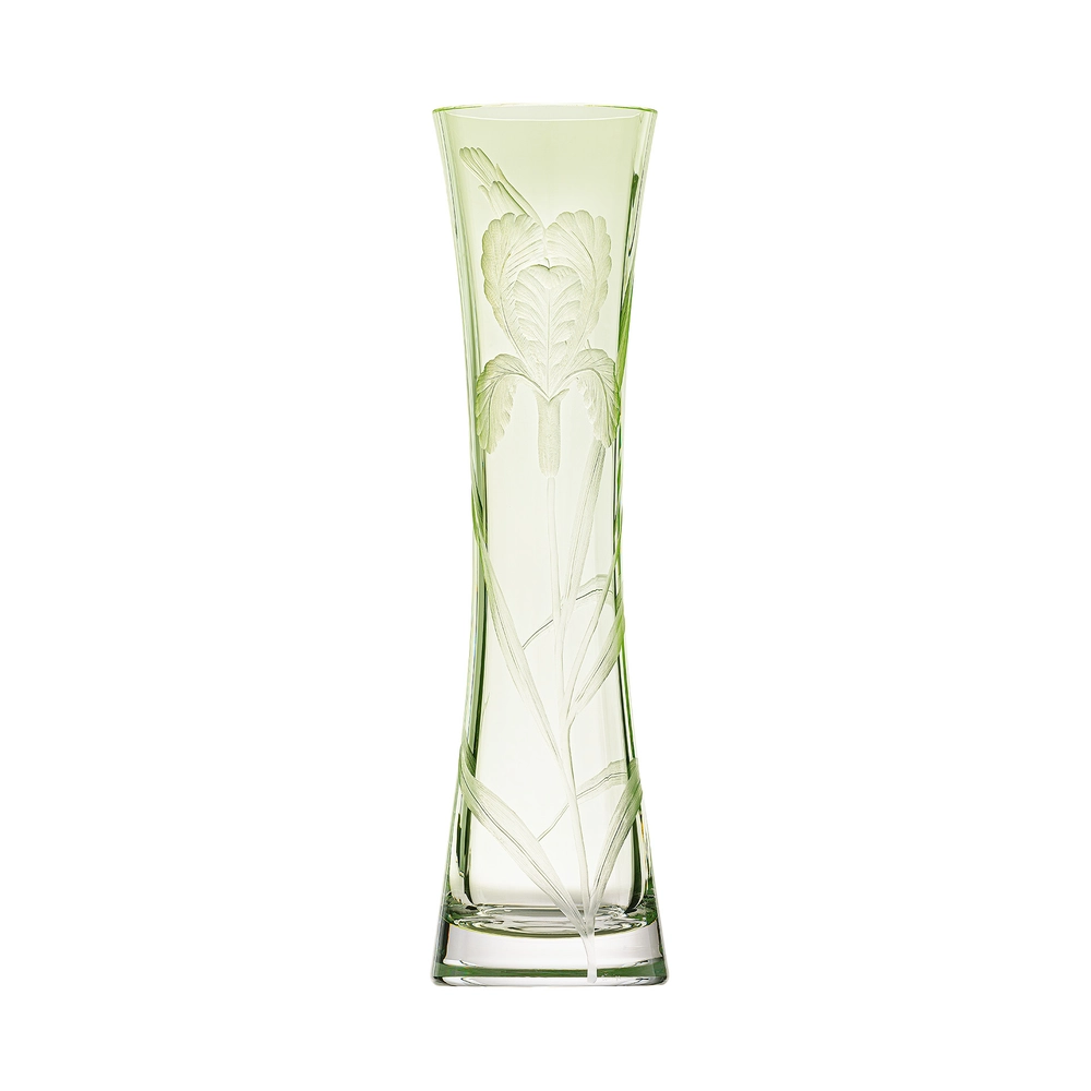 Vase Sinorita réséda 35cm, collection Art Nouveau, en authentique cristal de bohême taillé main, gravé d'un magnifique motif d'iris. Création de Moser, la plus prestigieuse & réputée cristallerie de Bohême.