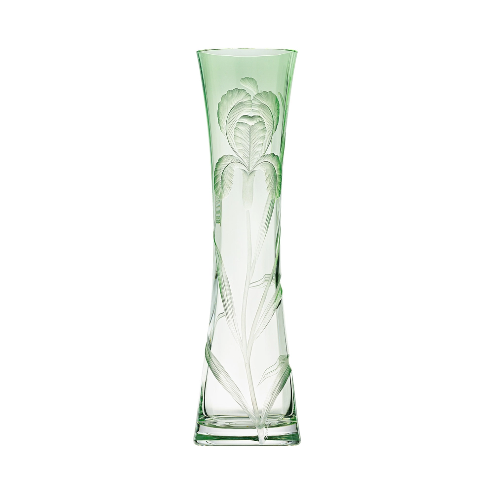 Vase Sinorita vert 35cm, collection Art Nouveau, en authentique cristal de bohême taillé main, gravé d'un magnifique motif d'iris. Création de Moser, la plus prestigieuse & réputée cristallerie de Bohême.