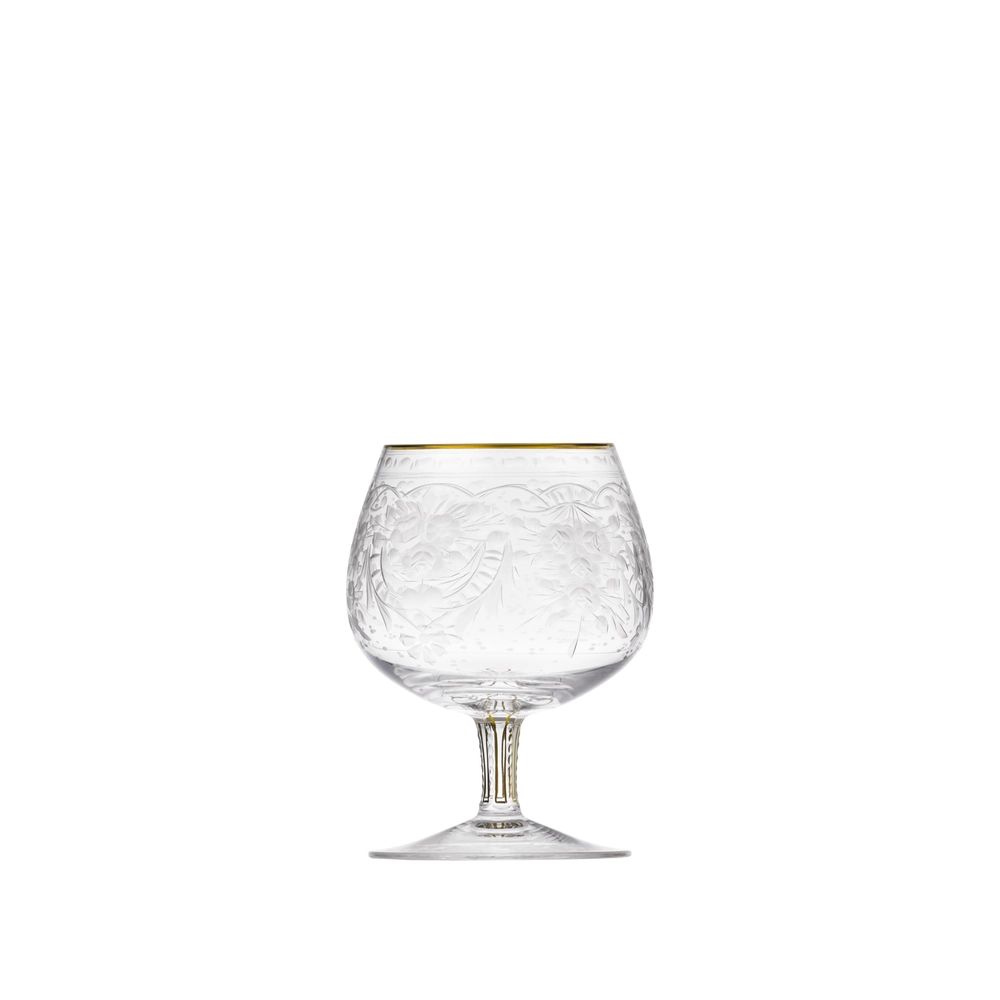 Verre à brandy & cognac 320ml en authentique cristal de bohême taillé main, gravé artistiquement, et subtilement décoré avec des feuilles en or 24 carats peintes à la main. Collection Maharani de Moser, la plus prestigieuse & réputée cristallerie de Bohême.
