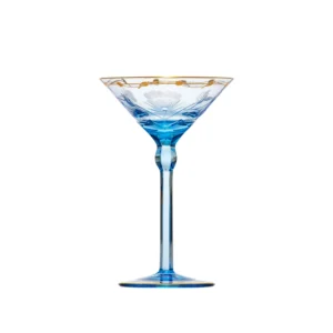 Verre à martini bleu océan 140ml en authentique cristal de bohême taillé main, gravé artistiquement, et subtilement décoré avec de l'or 24 carats. Collection Paula de Moser, la plus prestigieuse & réputée cristallerie de Bohême.