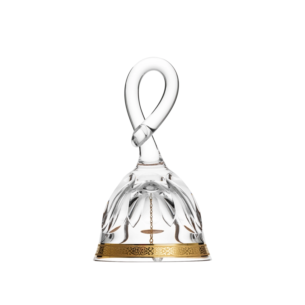 Cloche de décoration en authentique cristal de bohême taillé main, habillée d'une élégante bande en or 24 carats. Collection Lady Hamilton, inspirée d'Emma Hamilton, fruit de Moser, la plus prestigieuse & réputée cristallerie de Bohême.