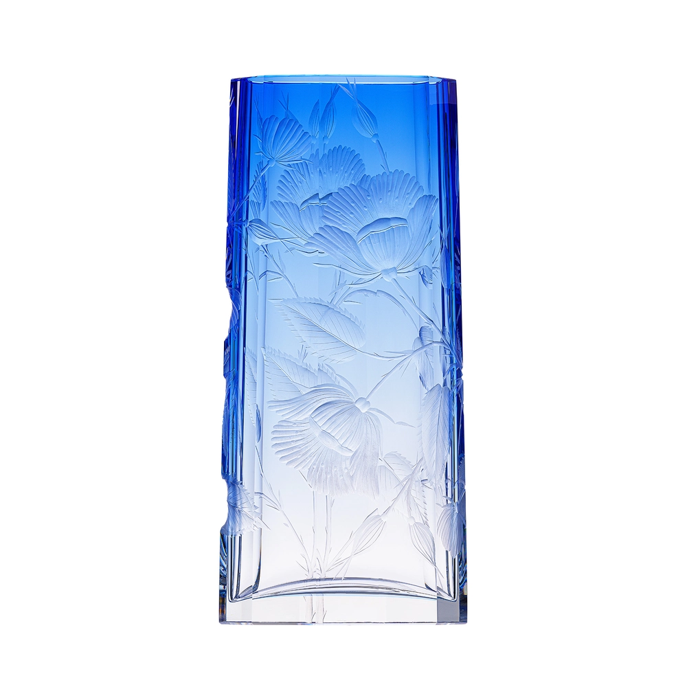 Vase Goddess bleu 33cm, collection Art Nouveau, en authentique cristal de bohême taillé main, gravé d'un magnifique motif de roses. Création de Moser, la plus prestigieuse & réputée cristallerie de Bohême.