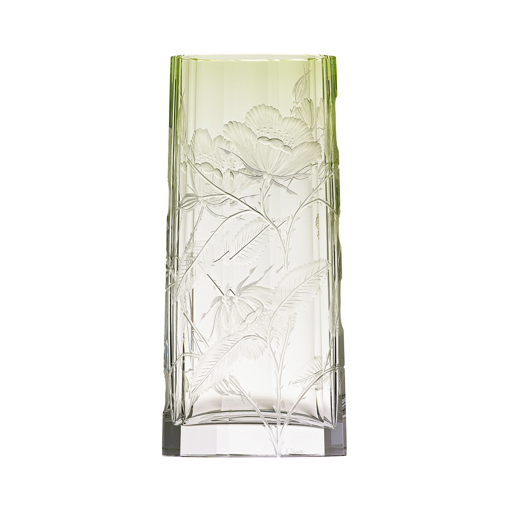 Vase Goddess réséda 33cm, collection Art Nouveau, en authentique cristal de bohême taillé main, gravé d'un magnifique motif de roses. Création de Moser, la plus prestigieuse & réputée cristallerie de Bohême.