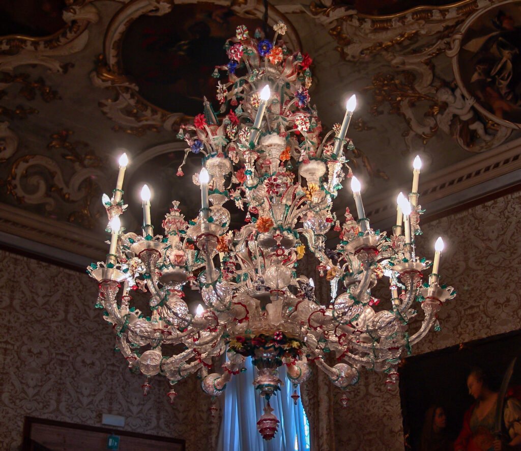 Lustre en verre de Murano de style Rezzonico, exposé dans la salle Brustolon du palais Ca' Rezzonico.