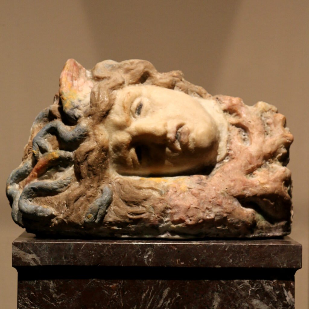 Sculpture en pâte de verre Gorgone d'Henry Cros.