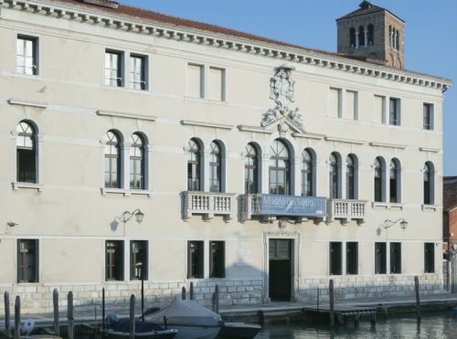 Image de la face avant du Museo Del Vetro sur l'île de Murano.